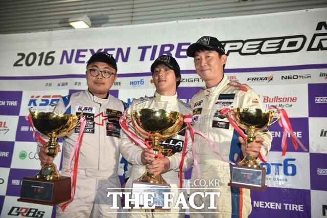 GT-300 클래스 우승을 차지한 FELLA RACING 한정우(중앙), FELLA RACING 유승현(좌), 파워클러스트&샤프카레이싱 이동호(우). /진영석 객원기자