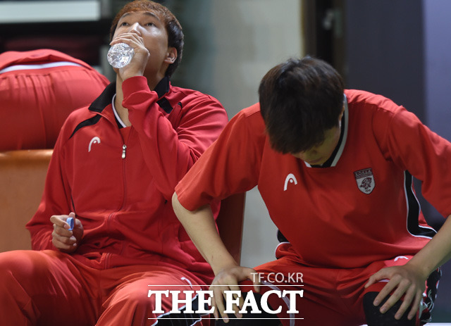 부상으로 경기에 출전치 못한 고려대 이종현이 팀의 패배를 지켜보며 물을 마시고 있다.