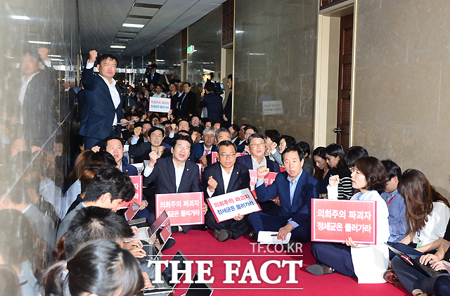 새누리당은 28일 오후 3시 국회에서 정세균 국회의장 사퇴 관철을 위한 대규모 규탄대회를 진행할 예정이다. 사진은 전날 국회의장실 앞에서 정 의장의 사퇴를 촉구하는 이정현 대표와 당 소속 의원들./이새롬 기자