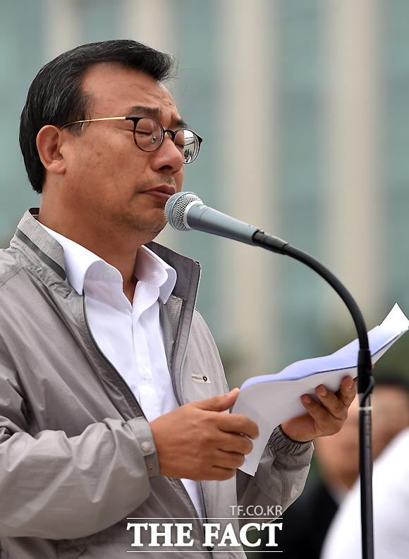 이정현 새누리당 대표는 28일 오후 국회에서 진행한 정세균 국회의장 사퇴 관철을 위한 규탄 결의대회에서 다음날부터 자당 의원들의 국감 복귀를 당부했다. 발언 도중 울먹이는 이 대표./국회=이새롬 기자