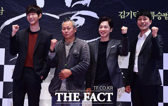 김기덕(왼쪽 두번째) 감독과 그의 남자들이 파이팅을 외치고 있다.