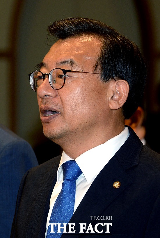 이정현 새누리당 대표는 28일 서울 세종문화회관에서 열린 방송기자클럽 초청 관훈토론회에 참석해 정세균 국회의장의 사퇴가 여야의 대치 정국을 해결할 방법이라는 것을 재확인했다./임세준 인턴기자