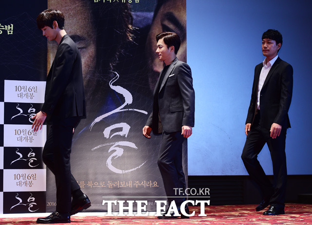 무대로 입장하는 배우 이원근과 김영민, 최귀화(왼쪽부터)