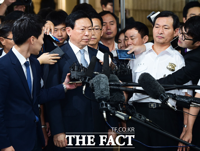 롯데그룹 신동빈 회장이 28일 오전 서울중앙지법에서 열리는 영장실질심사에 참석하기 위해 법정으로 들어서고 있다. 신 회장에 대한 구속 전 영장실질심사는 이날 오전 10시30분 조의연 영장전담 부장판사의 심리로 열린다. /서초=배정한 기자