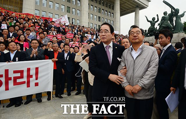 이정현 새누리당 대표가 28일 오후 서울 여의도 국회 본청 앞 계단에서 열린 정세균 국회의장 사퇴 관철을 위한 새누리당 당원 규탄 결의대회에서 부축을 받으며 입장하고 있다./국회=이새롬 기자