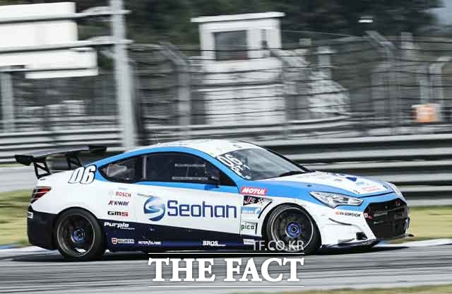 경기 후반 쉐보레 레이싱 이재우의 차량 트러블로 선두로 치고나와 시즌 첫 우승을 차지한 서한퍼플모터스포트 장현진. /진영석 객원기자