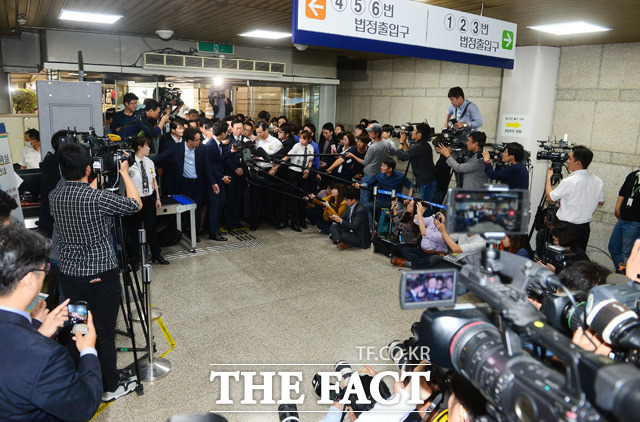 롯데그룹 신동빈 회장이 서울중앙지법에서 열리는 영장실질심사에 참석한 가운데 취재진이 그를 둘러싸고 있다.