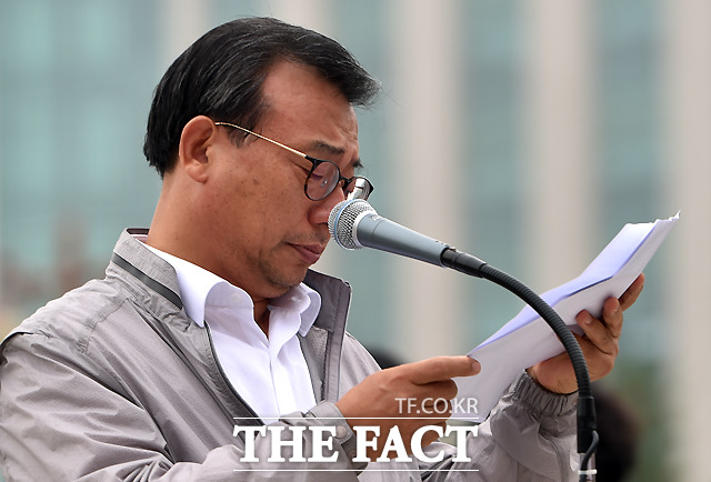 이정현 새누리당 대표가 28일 오후 서울 여의도 국회 본청 앞 계단에서 열린 정세균 국회의장 사퇴 관철을 위한 새누리당 당원 규탄 결의대회에서 규탄 발언 도중 울먹이고 있다./국회=이새롬 기자