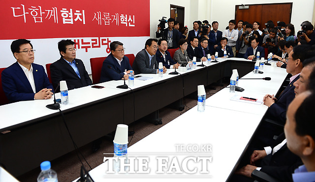 새누리당 지도부가 국정감사 보이콧을 고수하는 가운데 비박계를 중심으로 복귀를 요구하는 등 곳곳에서 파열음이 나온다. 비박계의 요구를 지도부가 거부하면서 계파 간 다툼이 수면 위로 떠오를지 주목된다./이새롬 기자