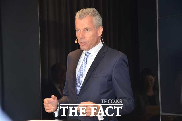 토스텐 뮐러 위트비스 롤스로이스모터카 CEO는 한국 시장이 중요하기 때문에 아시아 최초로 스튜디오를 열었다고 말했다.