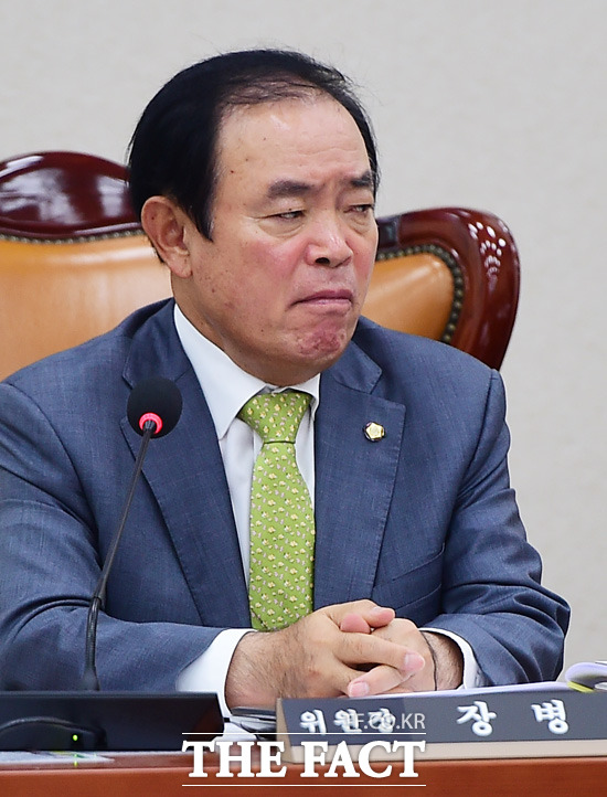 반쯤 감긴 눈꺼플