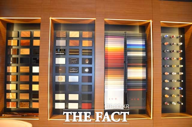 브랜드 스튜디오에는 곳곳에는 비스포크 옵션에 적용되는 최고급 소재들이 전시되어 있다.