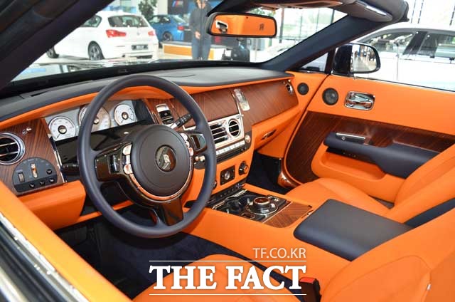 롤스로이스 브랜드 스튜디오에 전시된 컨버터블 던의 내부 모습.