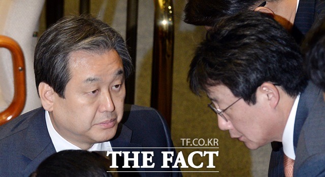 김무성(왼쪽) 전 새누리당 대표와 유승민 등 비박(비박근혜)계 의원 20여명이 29일 국회에서 긴급 회동을 갖고 당 지도부에 국정감사 복귀를 요구하기로 결정한 것으로 전해졌다./더팩트DB