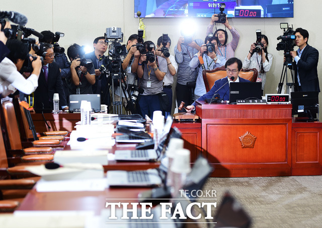새누리당 김영우 의원이 국회 국방위원회 방위사업청 국감 개의를 알리며 의사봉을 두드리고 있다.