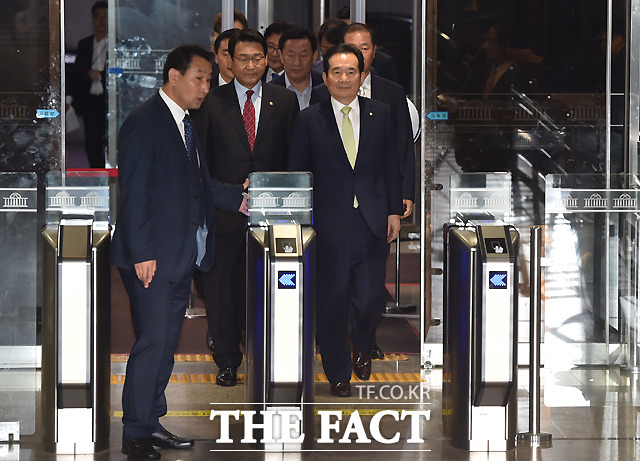 국회의장실은 29일 조원진 새누리당 의원의 각종 의혹제기 발언에 법적대응을 검토하기로 했다./이새롬 기자