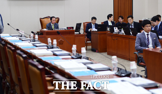 반쪽 국감이라 더 졸리네요...