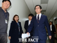 [TF포토] '안보가 최우선이다!'…국감장 들어서는 새누리당 김영우 의원
