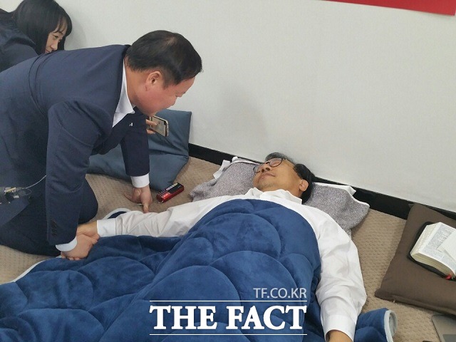 김재원(왼쪽) 청와대 정무수석이 30일 오후 국회 새누리당 대표실에서 단식 투쟁을 하고 있는 이정현 대표와 대화를 나누고 있다./국회=신진환 기자