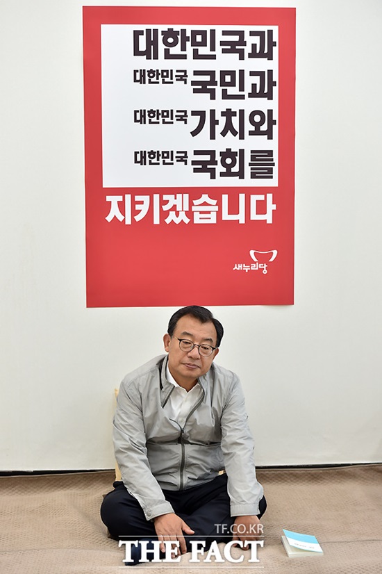 이정현 새누리당 대표는 지난달 26일부터 정세균 의장의 사퇴를 촉구하며 단식 농성을 시작했지만, 이들 두고 뒷말이 무성이다. 사진은 지난달 26일 이 대표가 단식 농성을 시작한 당일./이새롬 기자