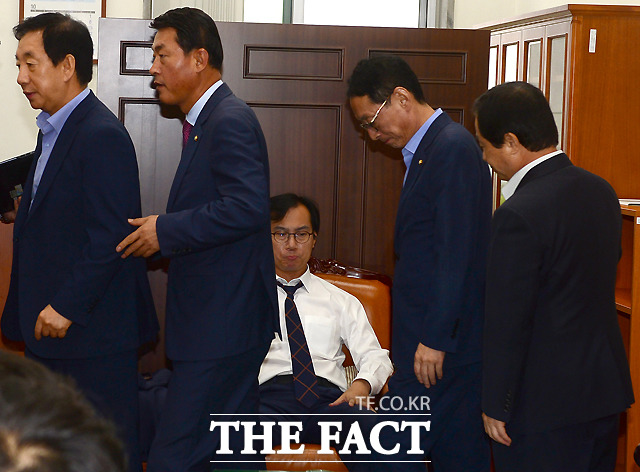새누리당은 지난달 27일 김영우 국회 국방위원장이 국감 복귀를 선언하자 위원장실로 몰려가 사실상 감금했다. 사진은 지난달 27일 새누리당 의원들이 김 위원장의 감금을 풀고 위원장싱을 나가는 모습./이새롬 기자