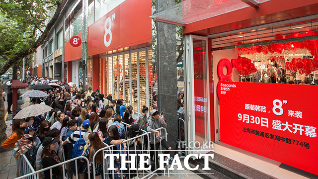 이날 오픈 전부터 중국인 고객들은 문을 열기만을 기다리며 매장 앞에 길게 줄을 서는 진풍경이 펼쳐졌다.