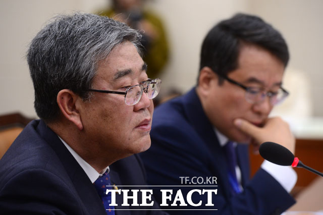 질문 듣는 고윤화 기상청장