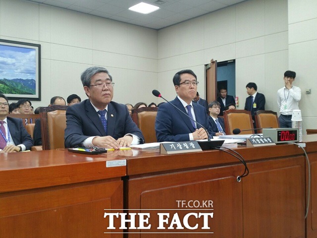 고윤화(왼쪽) 기상청장이 30일 국회 환경노동위원회 국정감사에 참석해 생각에 잠겨 있다./국회=신진환 기자