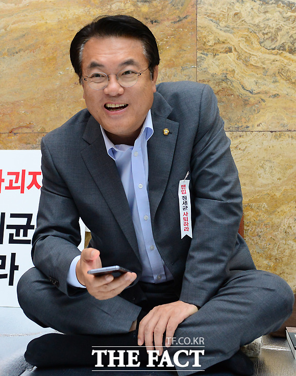 국정감사 보이콧을 유지키로 한 새누리당이 29일 정세균 국회의장의 사퇴를 관철하기 위한 릴레이 단식에 들어가기로 한 가운데, 첫 주자로 나선 정진석 새누리당 원내대표가 이날 오후 서울 여의도 본청 본회의장 앞에서 단식을 하며 취재진에게 자신이 즐겨 듣는다는 노래 탈진을 들려주고 있다./이새롬 기자