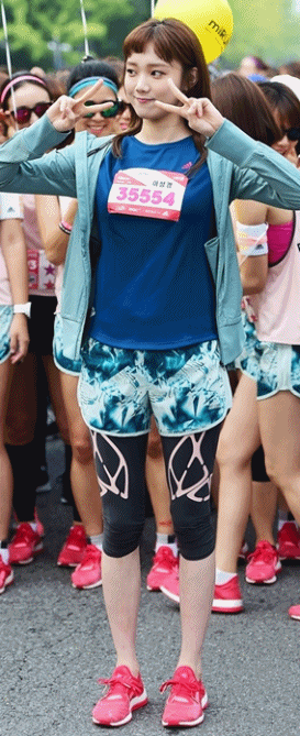 마라톤에 참여한 배우 이성경. 배우 이성경이 깜찍한 마라톤 복장을 하고 마라톤에 참여하고 있다. /배정한 기자