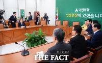 [TF포토] 국민의당 찾은 한민구 장관 '밝은 표정으로 사드 대체부지 보고'