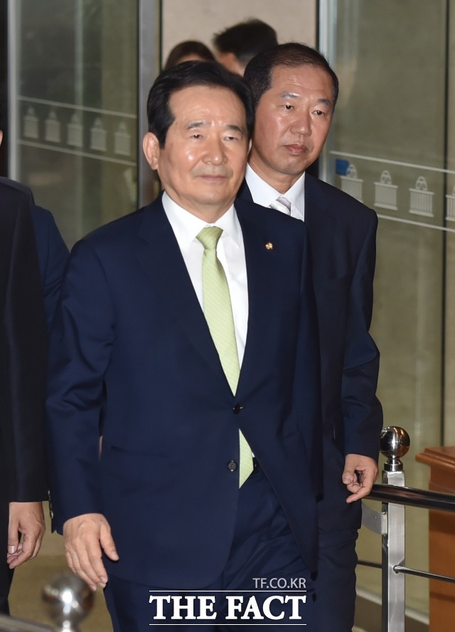 정세균 국회의장은 1일 용산구 전쟁기념관에서 열린 전쟁기념사업회의 국군의 날 행사에 참석한 뒤 기자들과 만나 국회 정상화 문제와 관련, 모든 것은 법적 절차에 따르겠다며 정면돌파 의지를 밝혔다./이새롬 기자