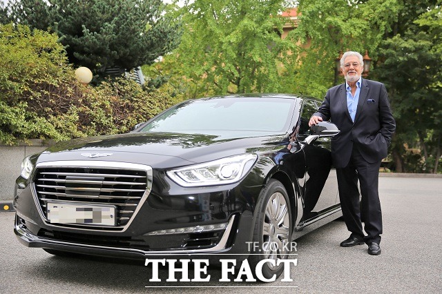 제네시스가 내한공연을 위해 방한한 세계 3대 테너로 불리는 플라시도 도밍고에게 EQ900 리무진과 EQ900, G80 등 모두 4대를 의전차량으로 제공했다고 2일 밝혔다. /제네시스 제공