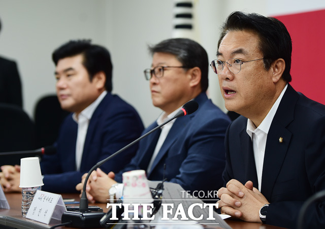 새누리당은 이날 오후 긴급 의원총회를 열고 이정현 대표가 단식 중단을 전제로 내건 국감 복귀를 추인했다. 이로써 지난달 26일부터 야당 단독으로 치러지던 국감이 4일부터 정상화될 예정이다. /배정한 기자