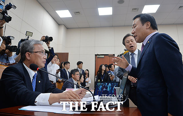 염동열(오른쪽) 새누리당 수석대변인은 이날 현안 관련 서면 브리핑 이번 김재수 장관 날치기는 단순한 사건이 아니다. 국회를 선진화법 이전의 동물국회로 되돌린 정세균 의장은 사퇴하라고 밝혔다. /문병희 기자