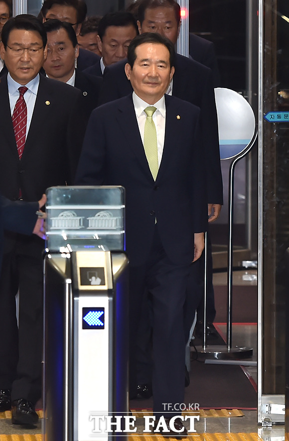 정세균 국회의장은 2일 새누리당의 국정감사 복귀결정을 환영하며 이정현 대표의 건강이 하루빨리 회복되기를 바란다고 말했다. /이새롬 기자