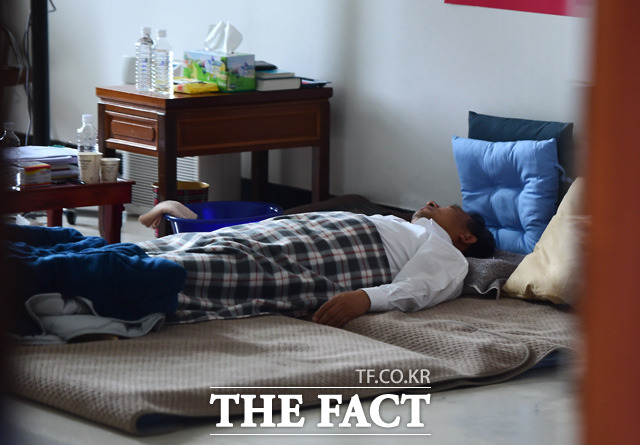 이정현 새누리당 대표가 2일 단식을 중단할 것을 선언했다. 이 대표는 지난달 26일부터 7일째 단식 농성을 벌였다./배정한 기자