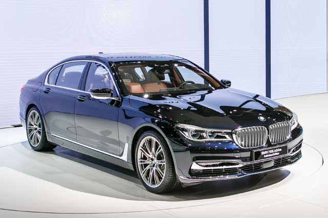 BMW 코리아가 지난 8월 출시한 뉴 750Li xDrive 비전100 에디션은 국내에서 단 두 대만 판매된다. 뉴 750Li xDrive 비전100 에디션은 BMW 그룹 100주년을 기념해 100대 한정 생산됐다. /BMW 제공