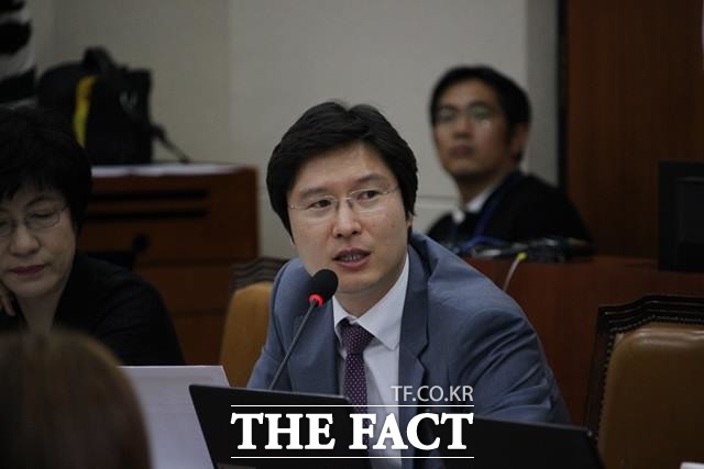 4일 국회 정무위원회 김해영 더불어민주당 의원이 한국산업은행으로부터 제출받은 2015년 산업은행 출자회사 CEO 연봉 현황 자료를 분석한 결과에 따르면, 산업은행 10개 자회사 CEO의 평균연봉이 3.6억으로 드러났다./김해영 의원실