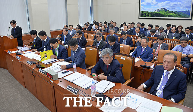 국회환경노동위원회 국정감사에 참석한 피감기관 장들