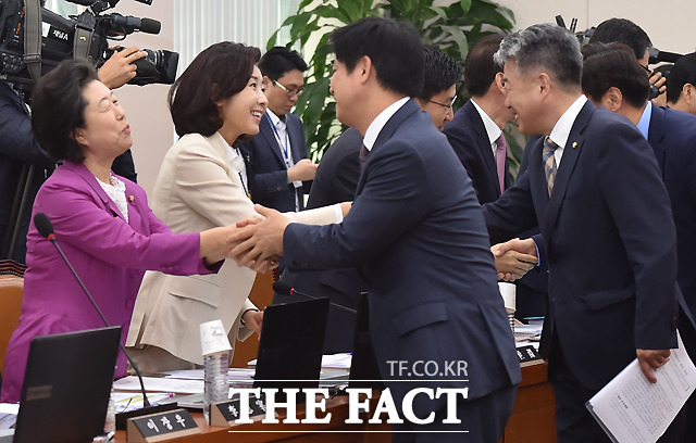 새누리당 의원들이 국감에 복귀한 가운데, 4일 오전 국회에서 열린 교육문화체육관광위원회의 국민체육진흥공단, 사행산업통합감독위원회, 한국관광공사 등에 대한 국정감사에서 여야 의원들이 인사를 나누고 있다./국회=이새롬 기자