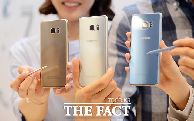5일 이동통신업계에 따르면 판매를 재개한 삼성전자 갤럭시노트7은 하루 평균 1만대 이상 팔리고 있다. /이효균 기자