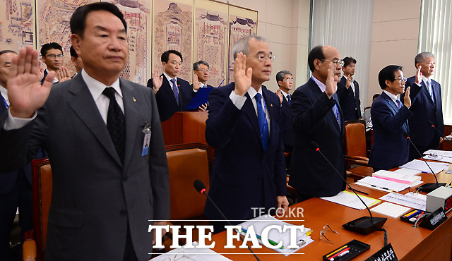 노웅래 더불어민주당 의원은 4일 오후 국회 교육문화체육관광위원회에서 열린 국정감사에서 조영호(왼쪽 두 번째) 대한체육회 사무총장을 상대로 최순실 씨 딸 정 모 씨에 대한 특혜 의혹을 제기했다./국회=이새롬 기자