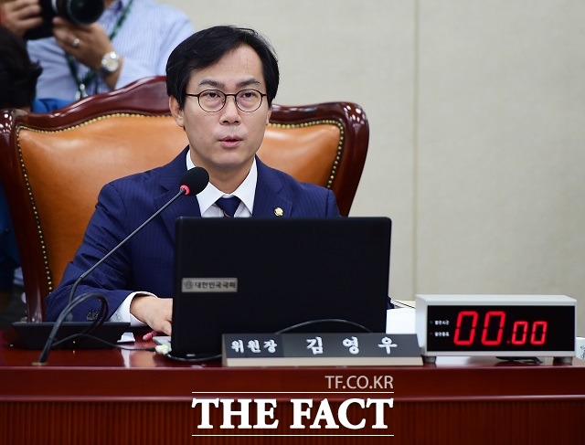 새누리당이 4일 국정감사에 복귀하면서 보이콧 당시 당론을 깨고 지난달 29일 국감에 복귀한 김영우 국회 국방위원장 징계를 놓고 계파 갈등 조짐을 보인다. /배정한 기자