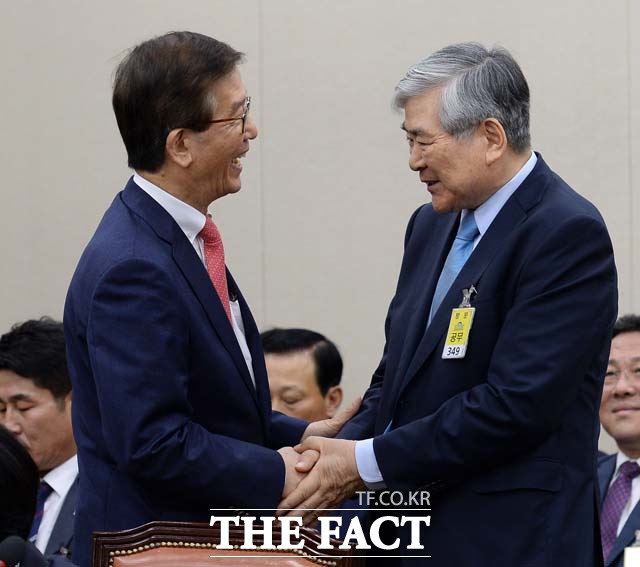 이날 정무위원회 국정감사에서 이동걸 산업은행 회장(왼쪽)이 증인으로 출석한 조양호 한진그룹 회장과 인사를 나누고 있다. /국회=임영무 기자