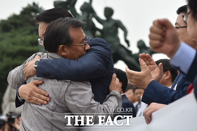 사진은 지난달 28일 새누리당이 국회 본청 앞 계단에서 정세균 국회의장 사퇴 관철 규탄 결의대회에서 이정현 새누리당 대표(왼쪽)와 정진석 원내대표가 포옹하는 모습. /이새롬 기자