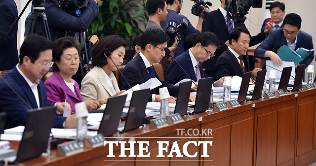 이날 국회에서 열린 교육문화체육관광위원회의 국민체육진흥공단, 사행산업통합감독위원회, 한국관광공사 등에 대한 국정감사에서  새누리당 의원들이 국감을 준비하고 있다./국회=이새롬 기자