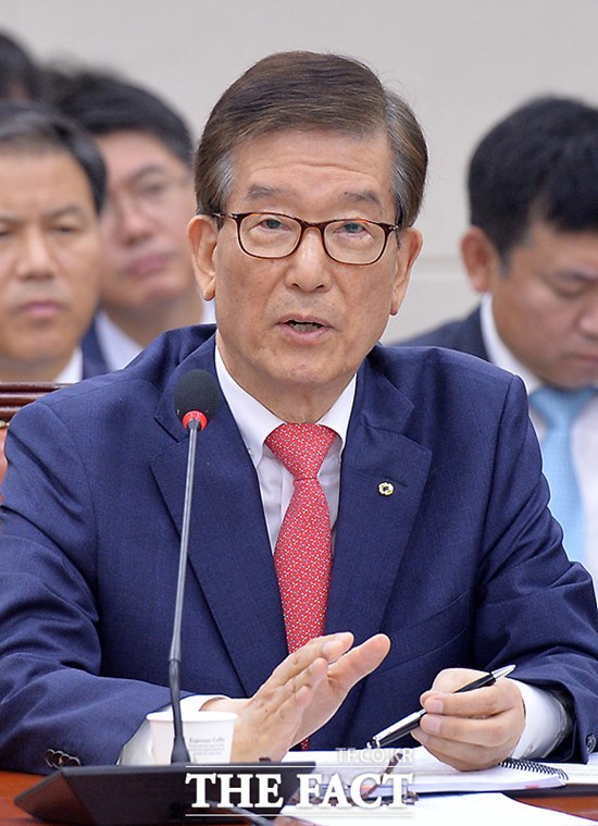 이동걸 산업은행 회장은 4일 열린 정무위원회 국정감사에서 한진해운의 태도 변화를 지적하며 선택의 여지가 없었다고 밝혔다. /국회=문병희 기자