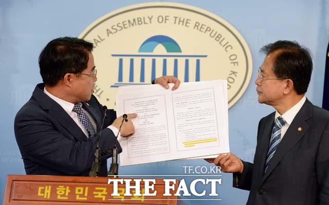 최경환·윤영일 국민의당 의원은 이날 오전 국회 정론관에서 미르재단 한국-이란 문화교류사업 수행기관 선정 의혹 관련 기자회견을 열었다./국회=임영무 기자