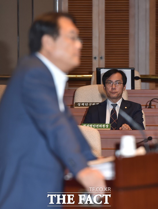 사진은 지난달 28일 새누리당 의원총회에서 정진석 원내대표의 발언을 듣고 있는 김영우 의원./이새롬 기자